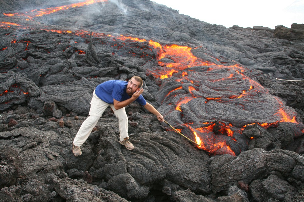 Un tal Mike Panam acercandose al volcán Pacaya