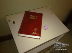 En los hoteles en Uganda se suelen encontrar biblias en los cajones, como en las pelis americanas.