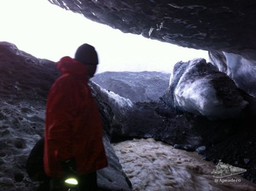 El segundo conjunto de cuevas que encontramos eran mucho más grandes y de ellas salía abundante agua que circulaba por debajo del glaciar.