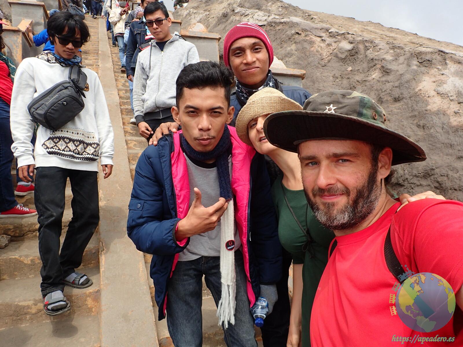 Ivan y Nuria haciendose fotos con locales en el Bromo después de entrar gratis.