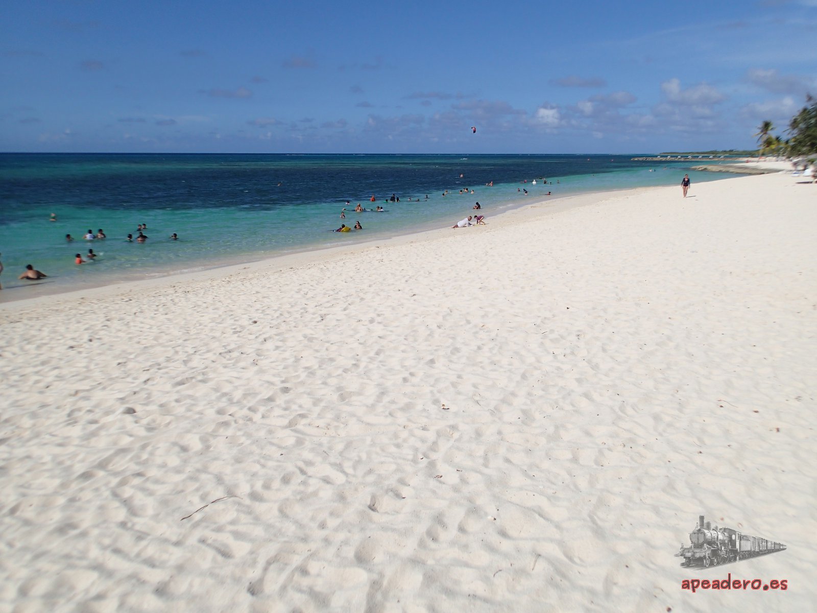 En Guardalavaca la arena es fina y blanca, hay poco turismo y se puede hacer algo de snorkel, aunque no es demasiado espectacular. 