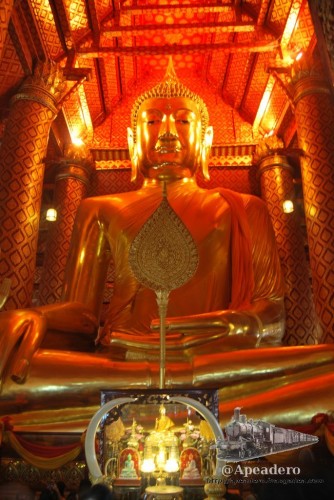 Buda dorado dentro de un templo. Fíjate en el tamaño de las cabezas de la parte inferior de la foto.
