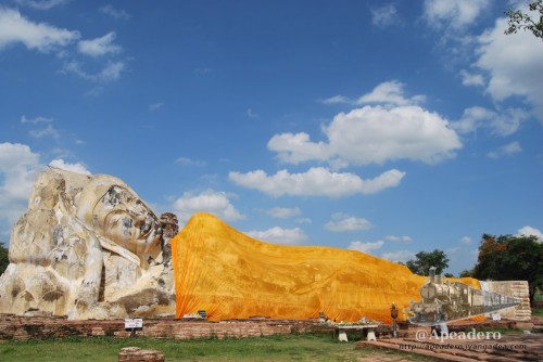 Un enorme buda sentado en Ayutthaya
