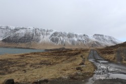 El final del camino de acceso a Hvammsvík es bastante mala, pero practicable con la autocaravana.