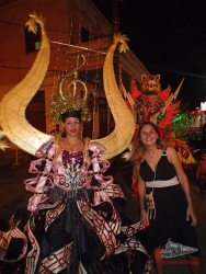 Un disfraz musical de Cienfuegos el día que visitamos el carnaval de La Habana y Cienfuegos