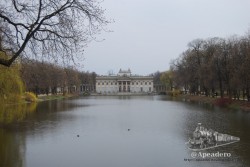 Este palacio sobre el agua está situado en un animado parque no demasiado lejos del centro.
