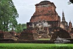 Las ruinas de Sukhothai son tal cual en la foto: zonas verdes, templos de ladrillo rojo y figuras de budas, todo ello rodeado de lagos y canales.