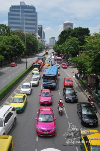 Así es Bangkok, el único lugar de Tailandia dónde hay más coches que motos.