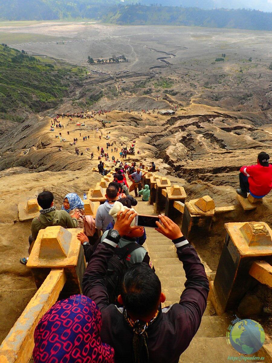 Escaleras de subida y bajada del Bromo que tendrás que hacer tanto si vas gratis como si no.