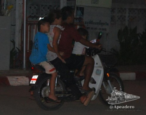 Esta es una imagen muy común en Tailandia: una familia entera en la moto.