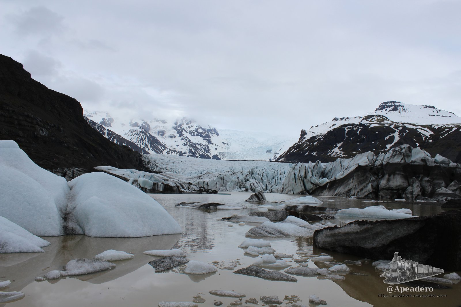 El frente del glaciar es como el Jokulsarlon pero de color marrón caca. Hay mucho barro y el mar está lejos.