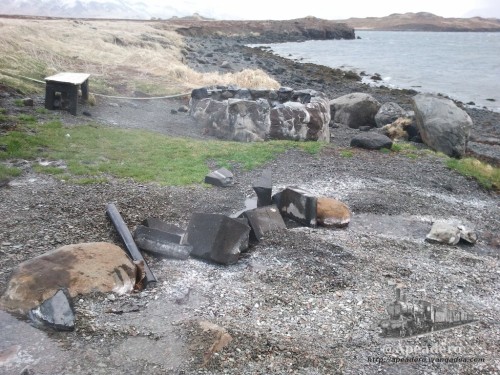 Así es la fuente termal de Hvammsvík, como se puede ver la poza estaba vacía y se veía algo de vapor de agua procedente de la fuga de la canalización.