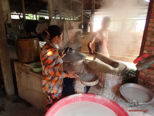 Fábrica de noodles en el Mekong