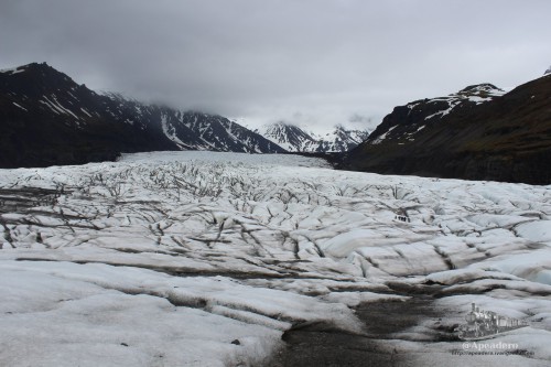 La primera visión del glaciar desde la tierra firme impresiona bastante.
