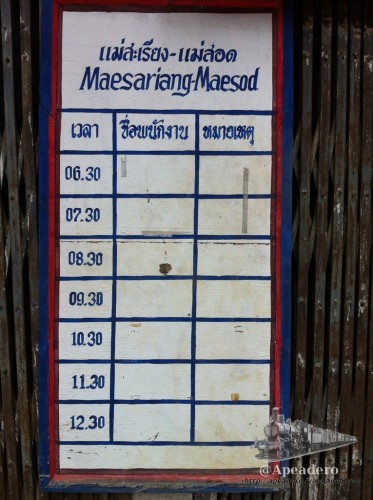 Cartel que está en la estación de Mae Sariang con los horarios a Mae Sot. Tampoco son muy fiables, a veces se saltan frecuencias...