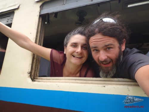 Ivan y Nuria en el tren de Mandalay a Hsipaw