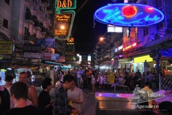 Khao San Road por la noche, un día cualquiera entre semana.