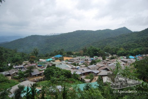 El pueblo Hmong se encuentra enclavado entre montañas junto a un río y al final de la carretera.