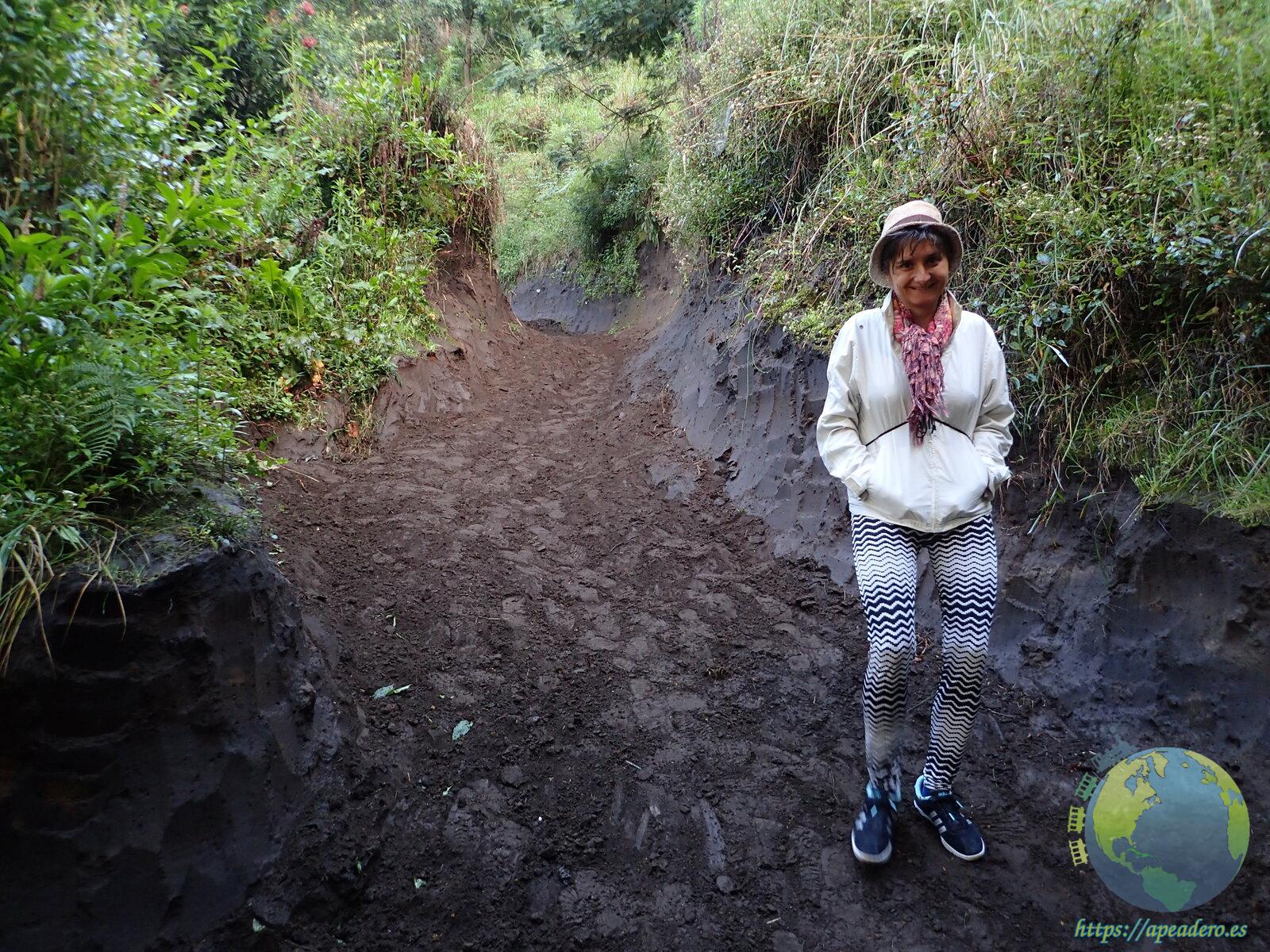 Nuria en la senda que te lleva gratis al volcán Bromo.