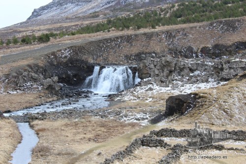 La catarata de Sjávarfoss fue nuestra primera catarata con nombre en Islandia.