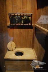 Entre las muchas cosas interesantes que se ven en el castillo, nos llamó la atención este WC de la época. Observad las hojas de col seca para limpiarse.