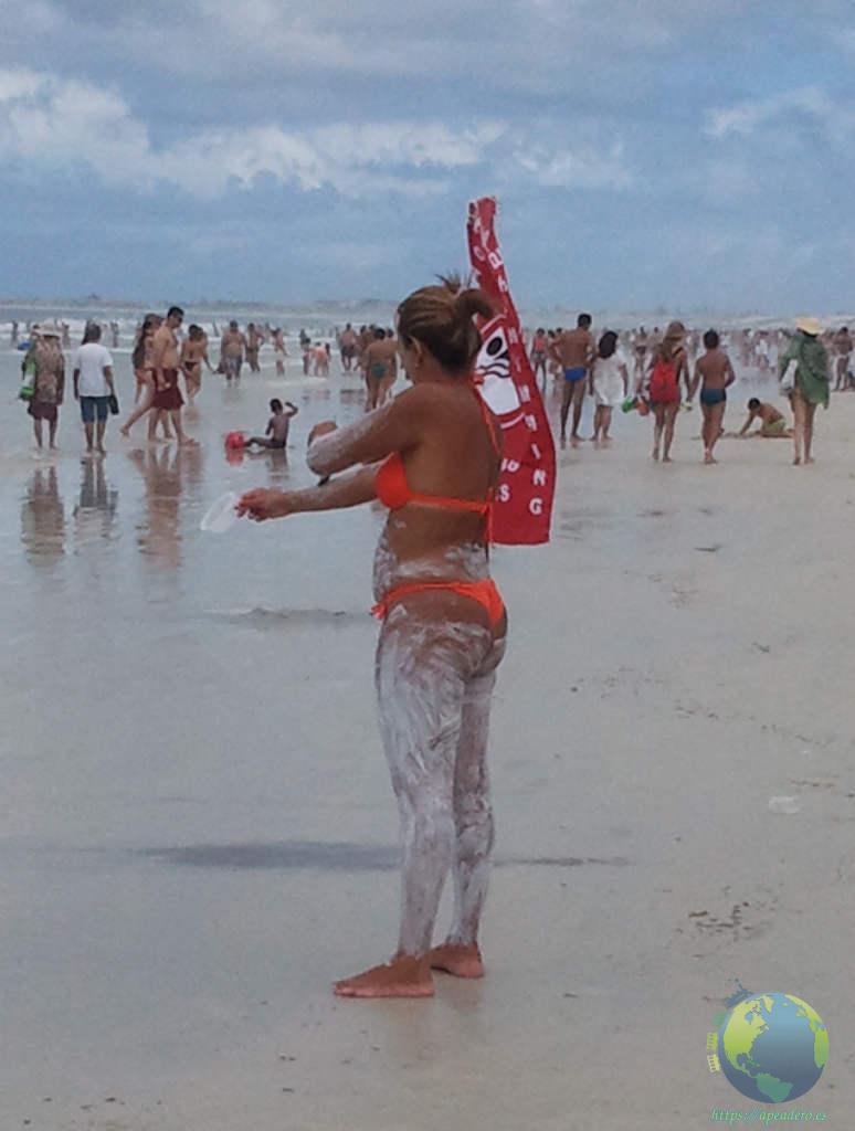 Brasileña poniendose protector solar