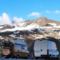 Dos furgonetas camperizadas en la montaña