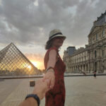 La plaza del louvre en París