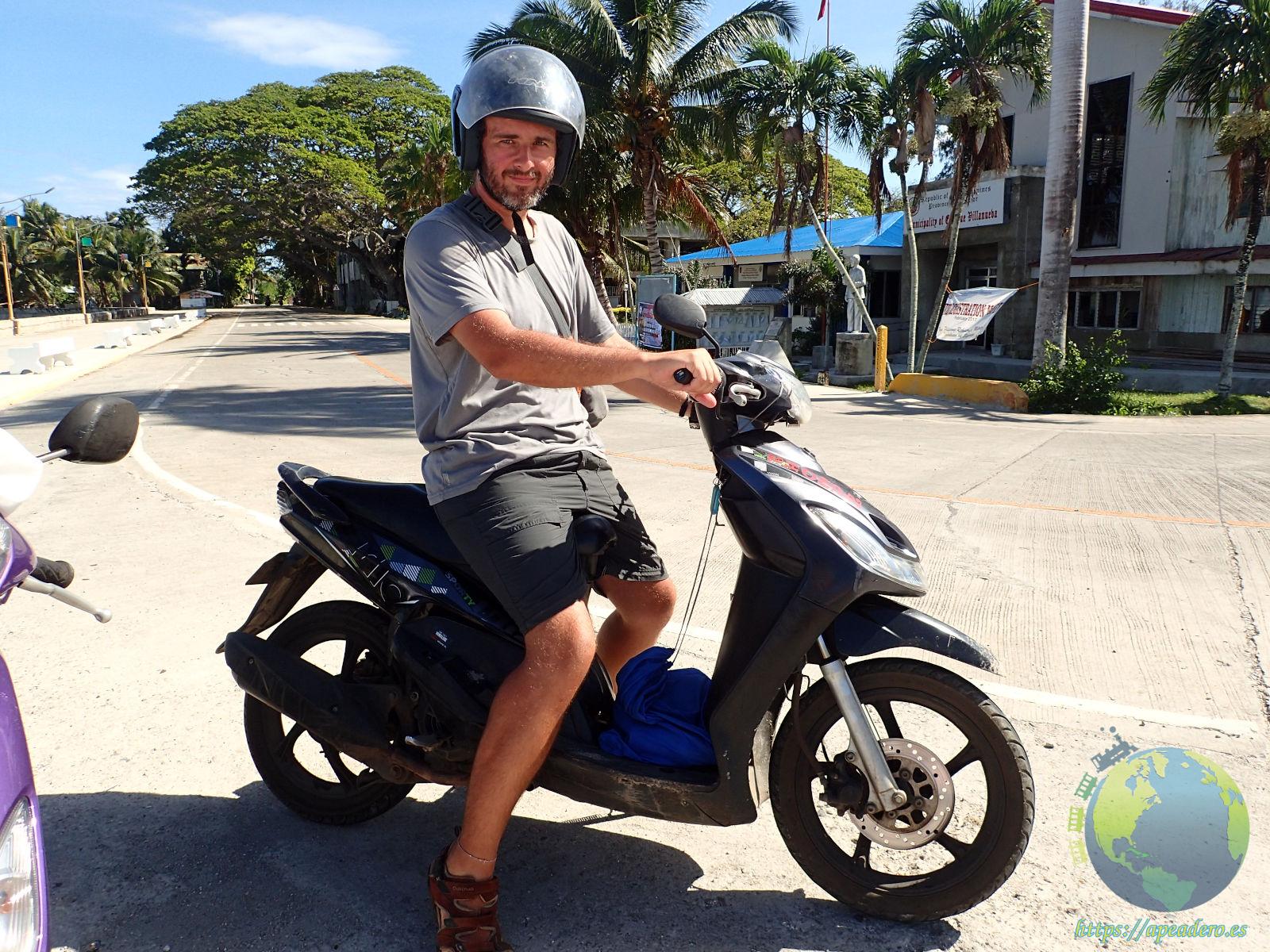 En moto en Filipinas dispuesto a hacer kilómetros.