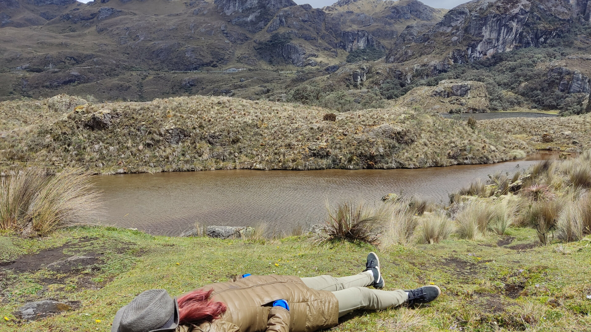 Nuria descansando en el parque nacional Cajas de Ecuador
