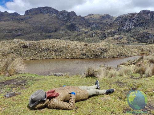 Nuria descansando en el parque nacional Cajas de Ecuador