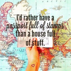 Preferimos un pasaporte lleno de cosas a una casa llena de cosas... y si es volando casi gratis mucho mejor.