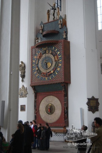 No os perdáis el reloj que está dentro de la mayor iglesia de ladrillo rojo del mundo, en Gdansk.