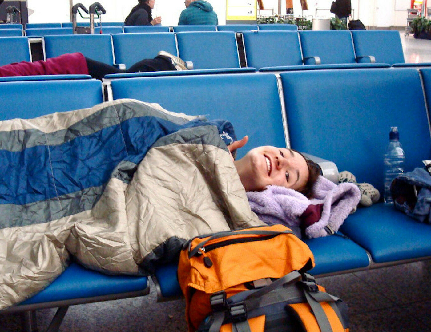 Nuria durmiendo en el aeropuerto
