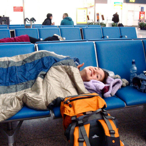 Nuria durmiendo en el aeropuerto
