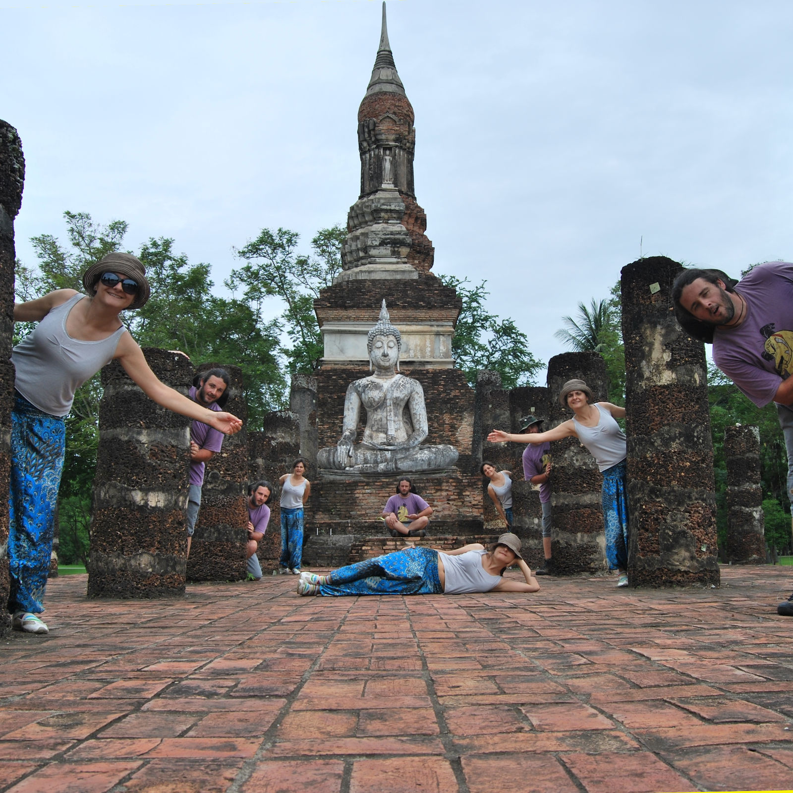 Montaje con muchos ivan y muchas nuria en un templo de Tailandia